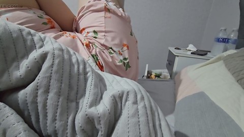 La matrigna Roxy Bigtits1 fa un lavoro a mano birichino al suo figliastro sotto il suo miniabito senza mutande.