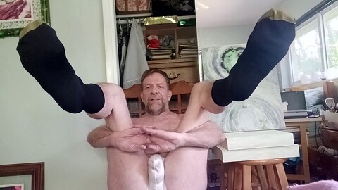Pause au bureau avec Hairyartist en chaussettes noires