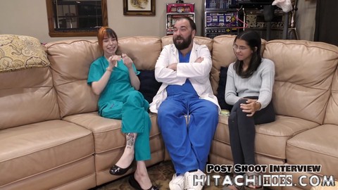 La matricola Ditria Rose ottiene un orgasmo richiesto con un vibratore in una scena medica dal punto di vista del Dottor Tampa.