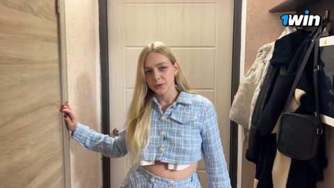 Blonde reçoit du sperme sur les fesses lors d'une session d'amour sensuelle